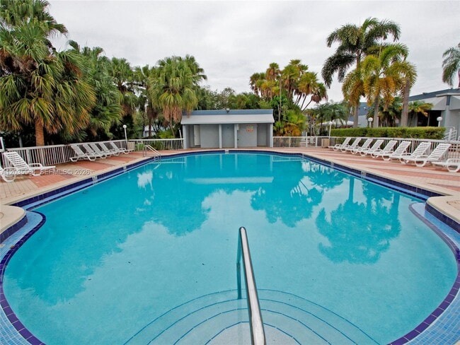 Building Photo - 9351 Fontainebleau Blvd