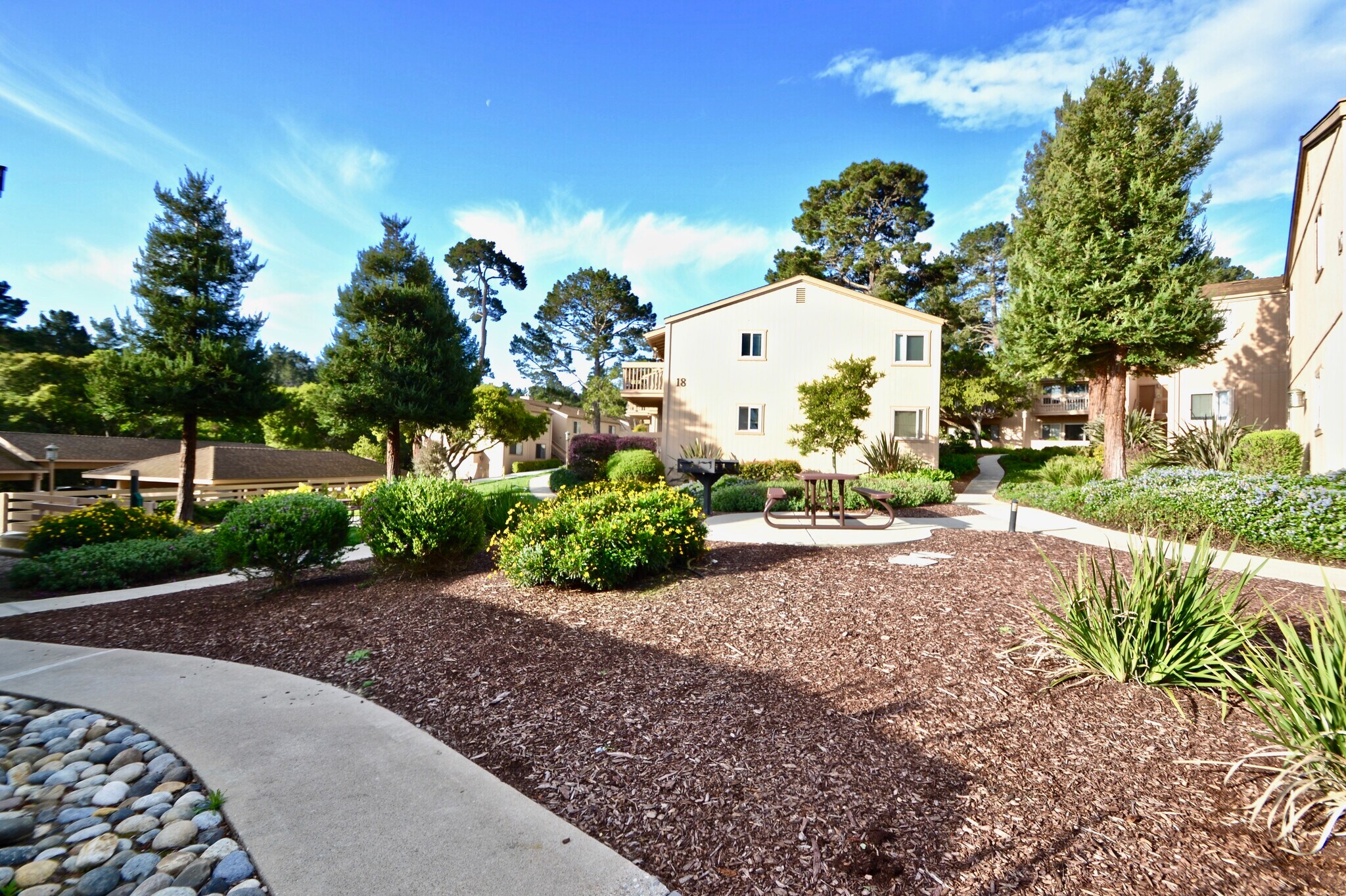 Building Photo - 300 Glenwood Cir