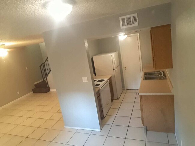 Building Photo - Fantastic 2 bedrooms and 1 bathroom Townhouse for Lease