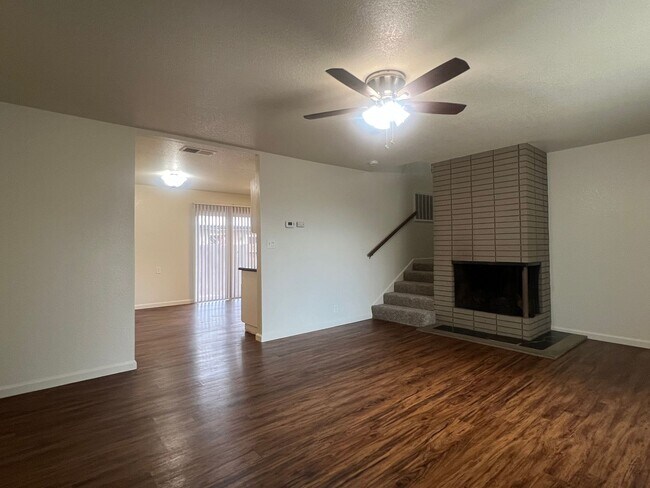 Building Photo - PRICE REDUCTION!! NICE UPDATED DUPLEX IN SACRAMENTO!!