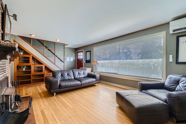 Building Photo - Charming Seattle Home in Seattle's Wedgwood Neighborhood - Furnished