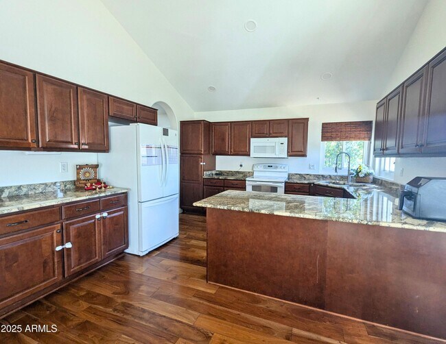 Building Photo - 242 S Sycamore Pl