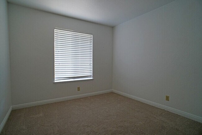 Building Photo - beautiful 3-bedroom, 2-bathroom single-story home in Roseville!