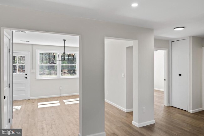 Building Photo - 5004 Barnaby Ln
