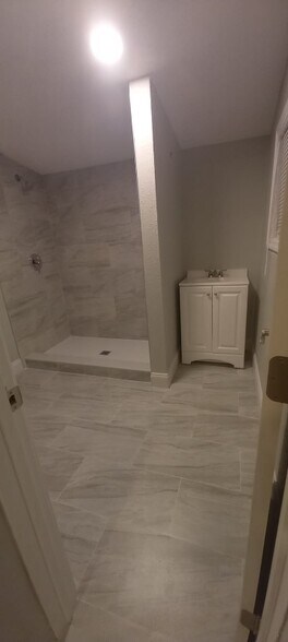 Building Photo - 5411 Spaatz Ave