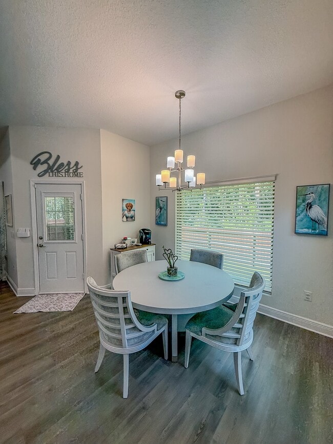 Building Photo - 2437 Hilton Dr