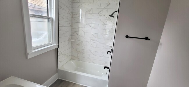 Building Photo - 1326 E Pontiac St