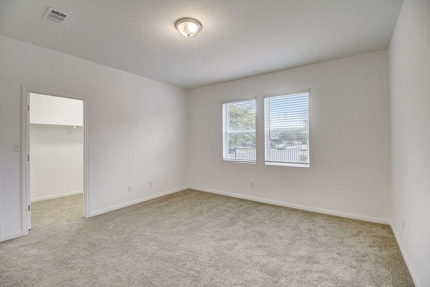 Building Photo - 117 Lacey Oak Lp