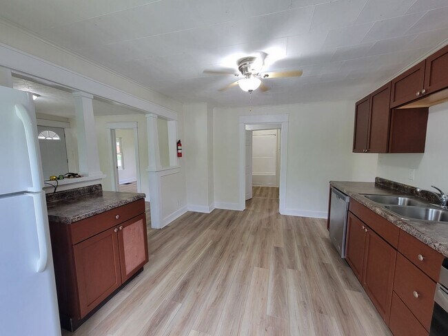 Building Photo - 3 Bedroom, 1 Bath, Section 8 Approved & Available Immediately