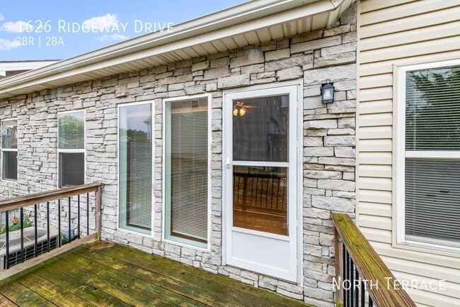 Building Photo - ? Gorgeous 2-Bedroom Townhome with a Huge ...