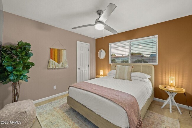 Building Photo - 6419 E Cambridge Ave