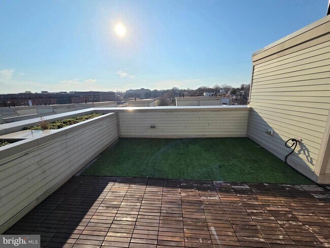 Building Photo - 820 Fern Pl NW