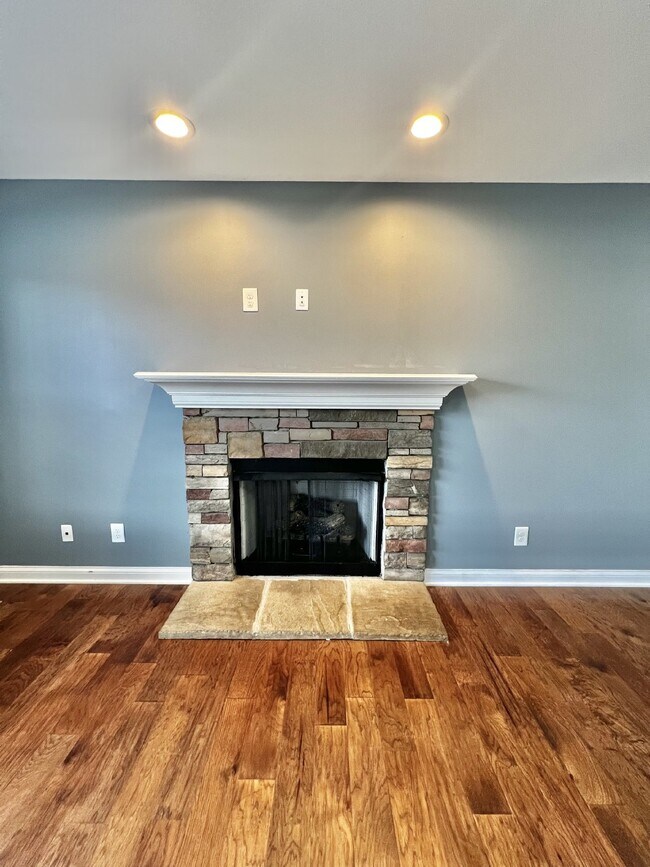 Building Photo - Charming 3BR/2.5BA Home in Clarksville! PE...