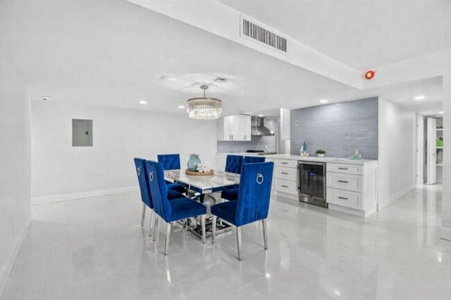 Building Photo - 5600 N Flagler Dr