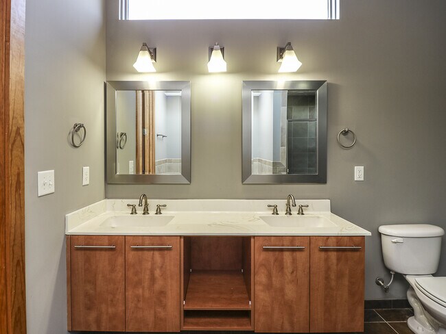 Building Photo - Luxury Downtown Townhome with 2 car Garage!