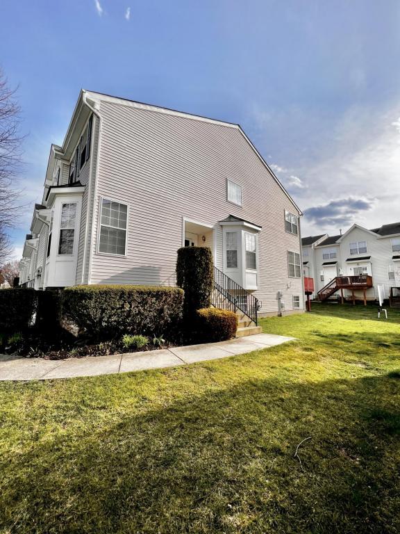 Building Photo - 211 Hawthorne Way