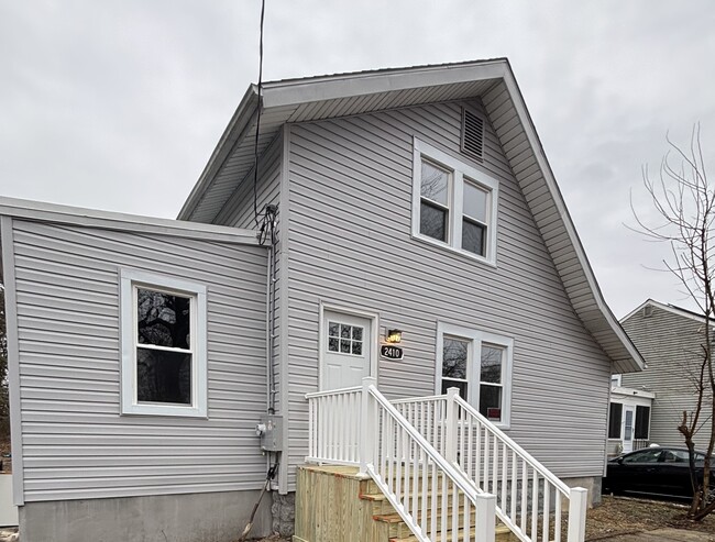 Building Photo - 2410 Cedar Ave