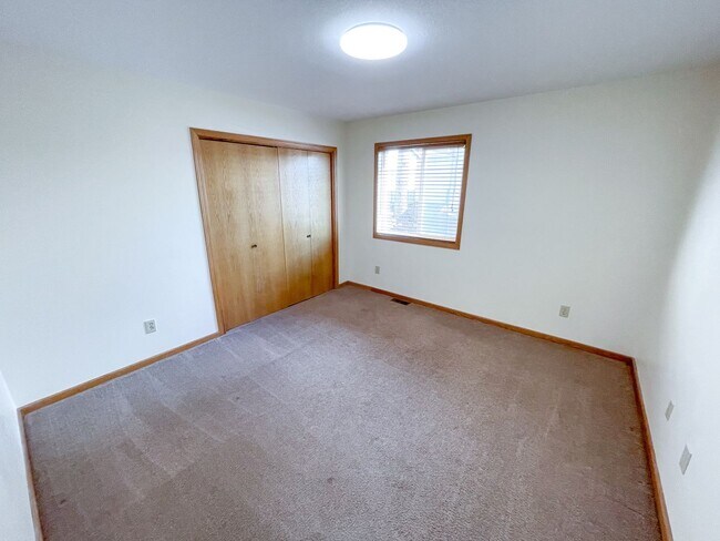 Building Photo - 3 bedroom, 2 bath House