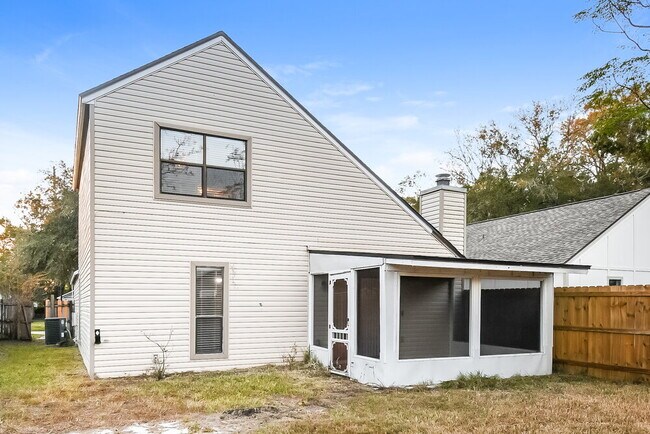 Building Photo - 1853 Alberta Ct N