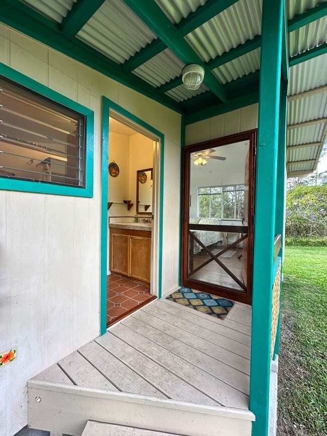 Building Photo - Island-Style Living in Hawaiian Paradise Park