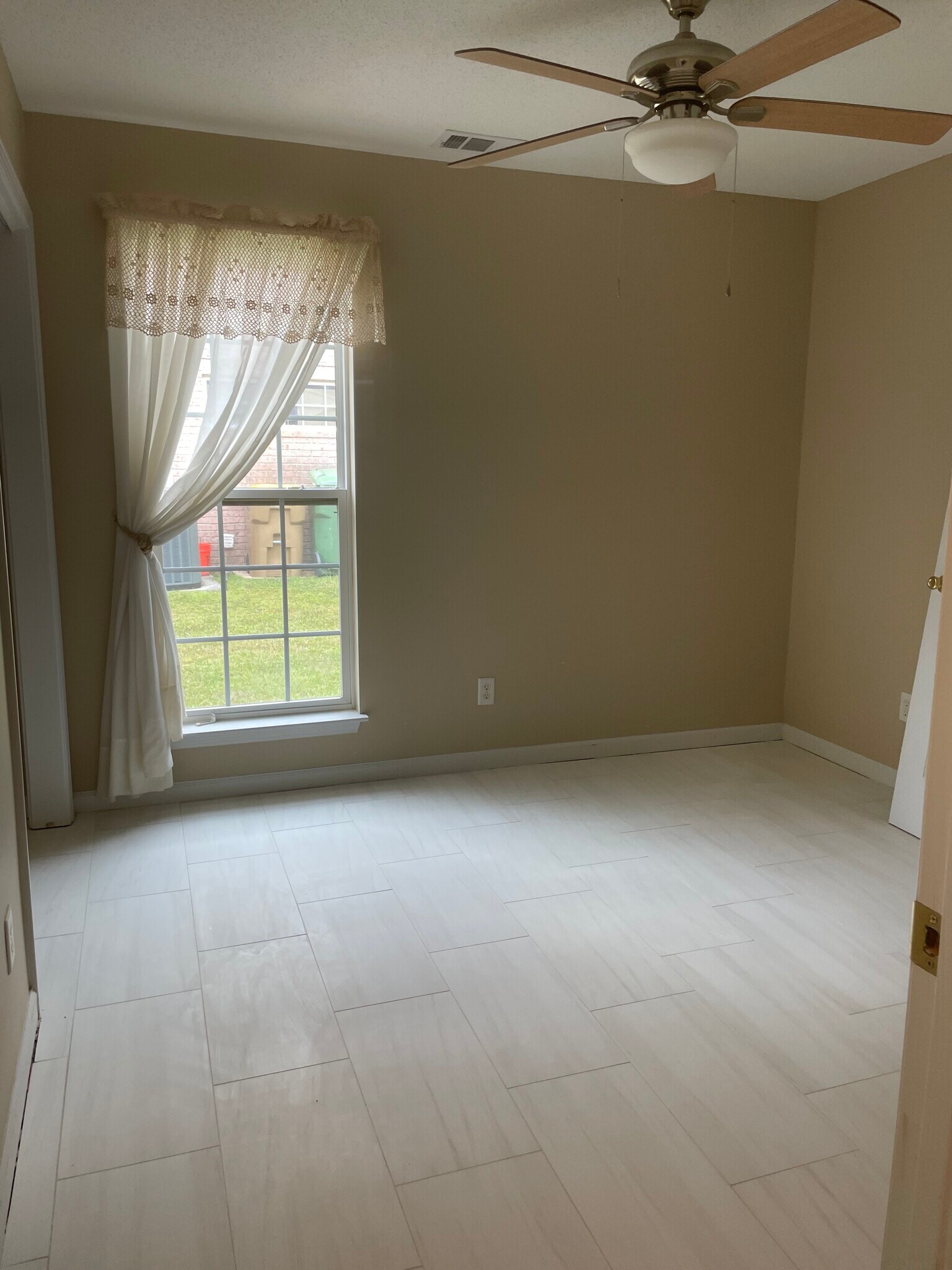 Middle room - 145 White Dogwood Ln