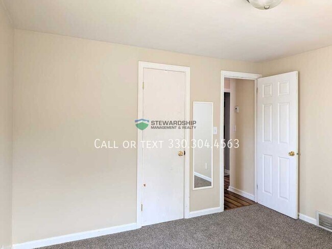 Building Photo - 940 17th St NE