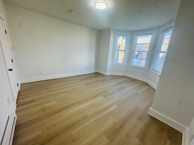 Building Photo - Refreshed 3bd/1bath House! Section 8 ONLY!