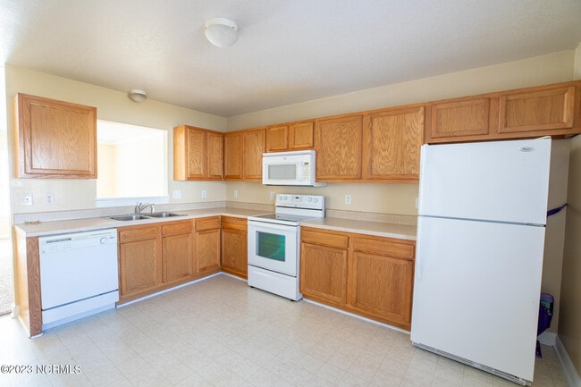 Building Photo - 305 Ashwood Dr