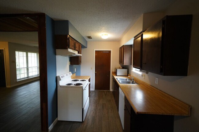 Building Photo - Updated home in established Schertz Neighb...