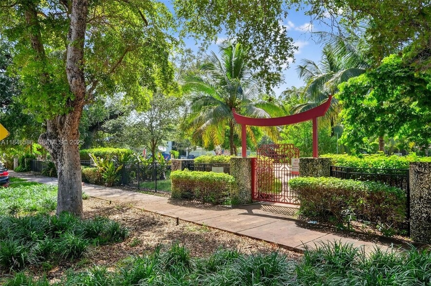 Building Photo - 539 Menendez Ave