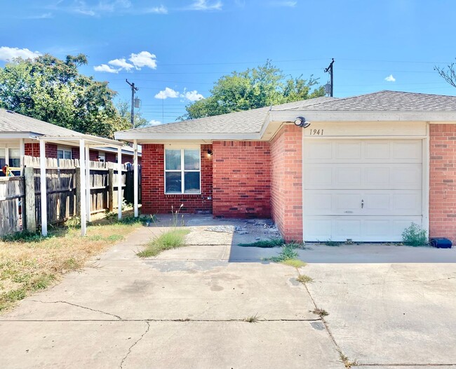 Building Photo - 3 bedroom, 2 bathroom duplex