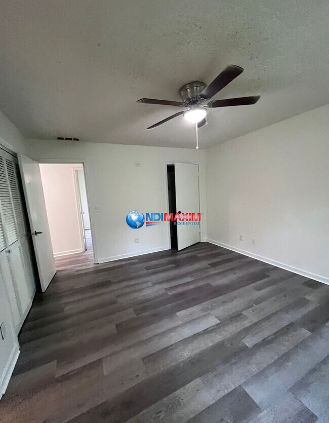 Building Photo - Spacious RENOVATED 5-bedroom house in Lawr...