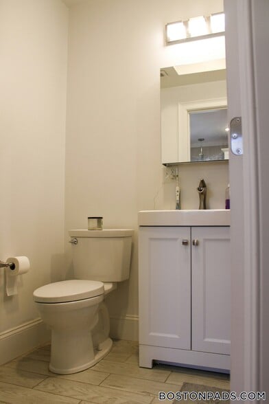 Building Photo - 118 Holland St