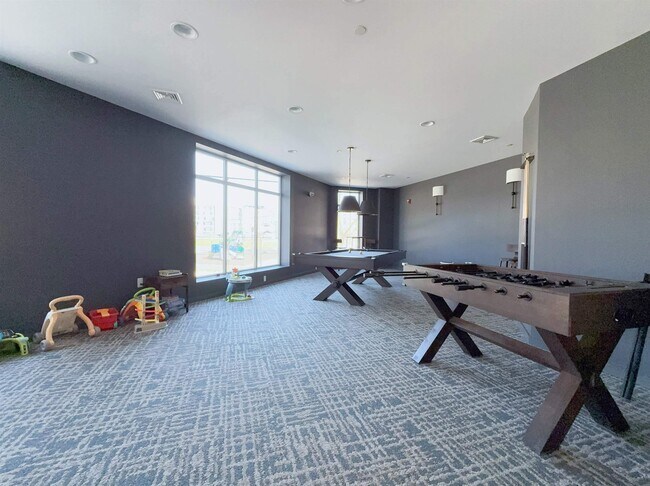 Building Photo - 425 3rd St