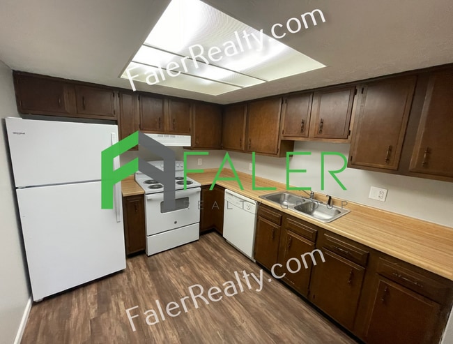 Building Photo - 2 Bedroom, 1.5 Bath Condo Available NOW!