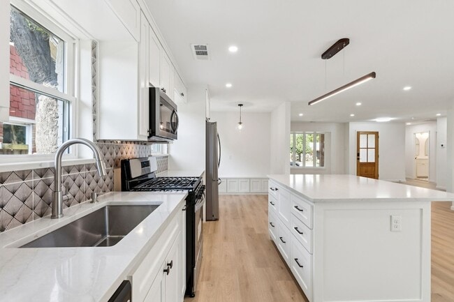 Building Photo - 8566 Sweetwood Dr