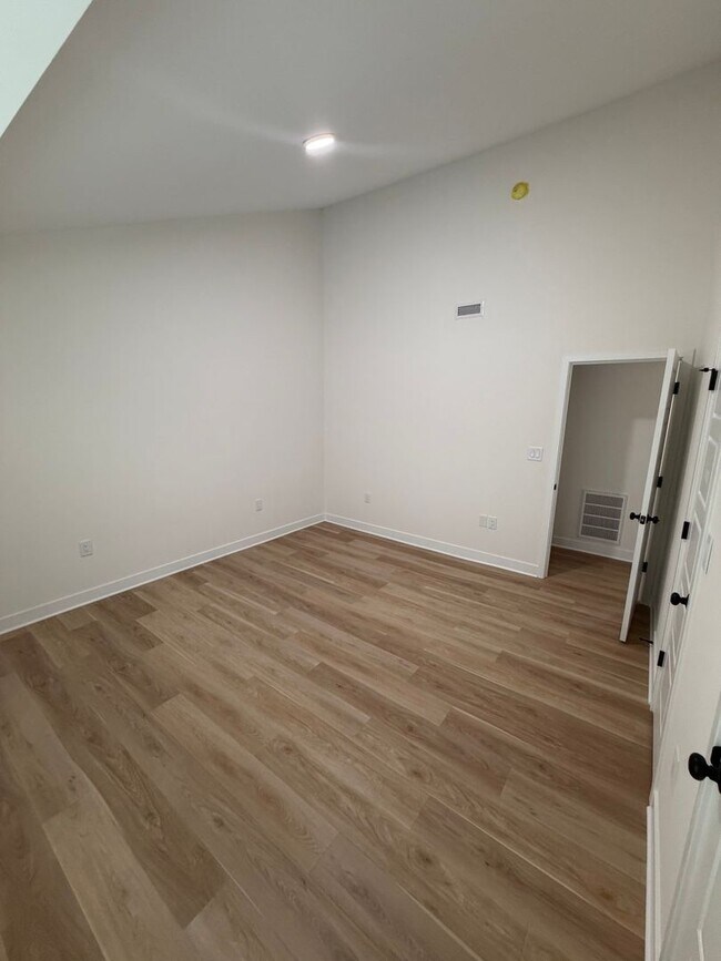 Building Photo - Spacious 2 bedroom Condo Uptown Charlotte  .( 500.00 off if you Move in by May 1, 2026)