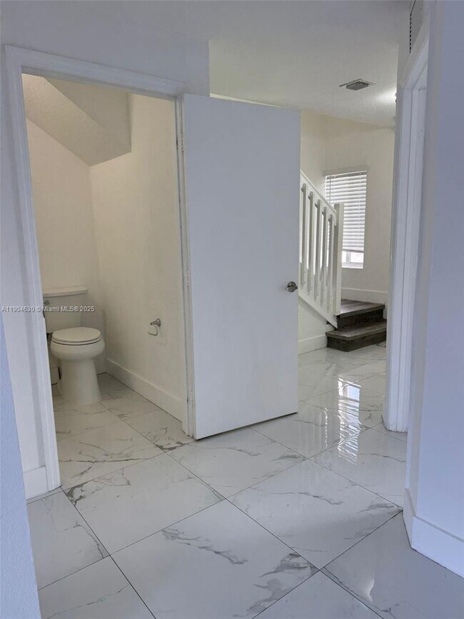 Building Photo - 618 SW 2nd Pl