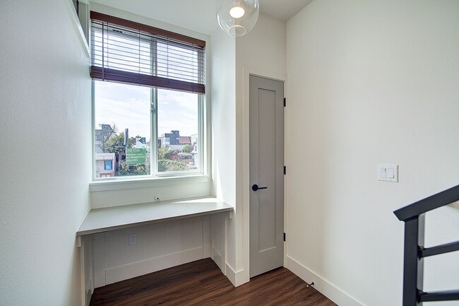 Building Photo - 3Bd/1.5Ba Seattle Townhouse