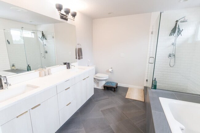 Building Photo - 5177 NE 14th Pl