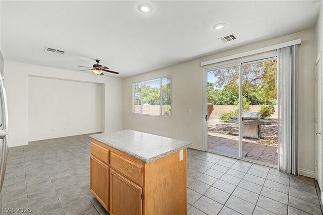 Building Photo - 2392 Predera Ave