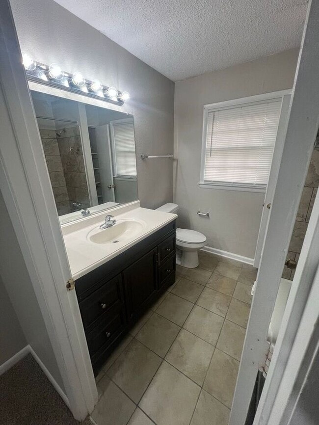 Building Photo - NOW READY!!! 3 bed 1.5 bath TOWNHOME!!