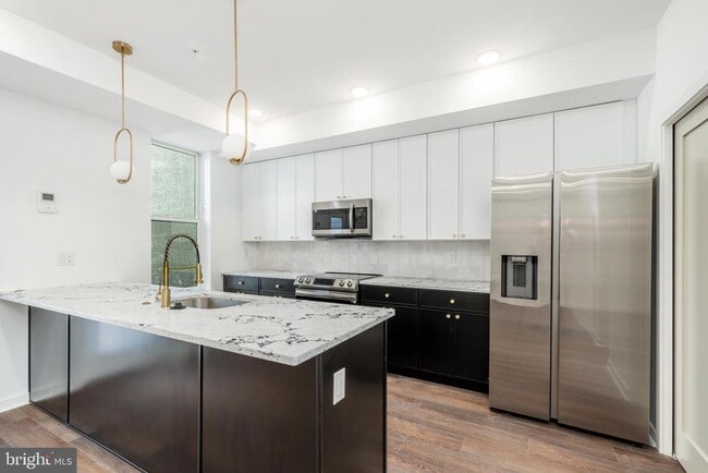 Building Photo - 608 S American St