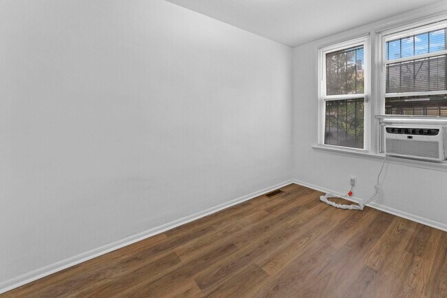 Building Photo - 296 Pearsall Ave
