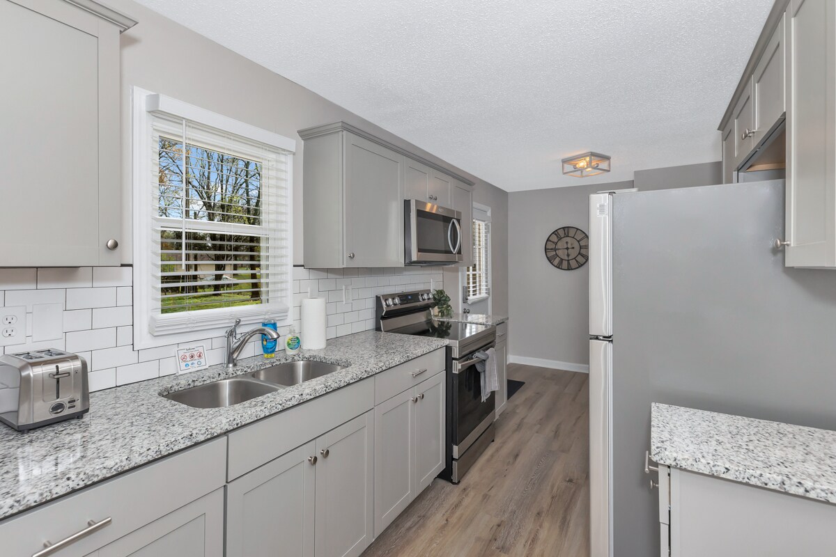 Building Photo - 2406 Shady Lane Dr NW