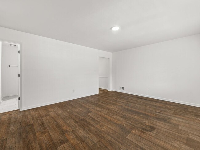 Building Photo - Renovated 2 bed 2 bath- $500 OFF first month rent!!!