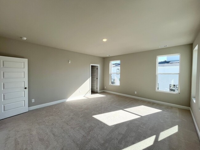 Building Photo - **OFFERING FIRST MONTH'S RENT FREE, $200 MOVE IN PROMOTION & REFUNDABLE APPLICATION FEES** New Co...