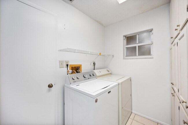 Building Photo - Beautiful Must See!! 3/2 Plus Sunroom & Garage!!  Gated Community!!