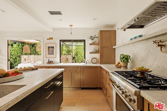 Building Photo - 11476 La Maida St