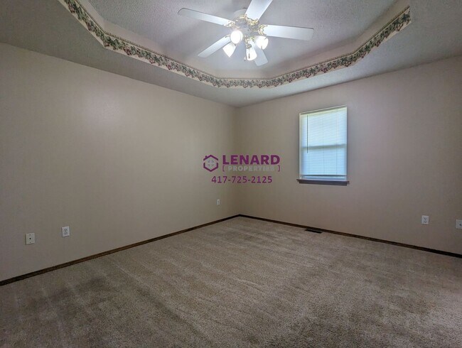 Building Photo - Spacious 3 Bedroom Home with Fenced Back Yard!